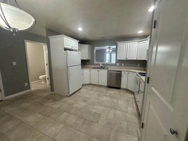 Building Photo - 2-Bedroom Townhome with Central AC and Covered Parking