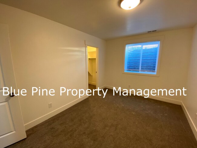 Building Photo - 1000 Sloane Wy