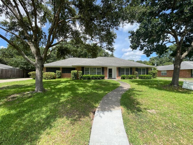 Building Photo - 607 Claymore Dr