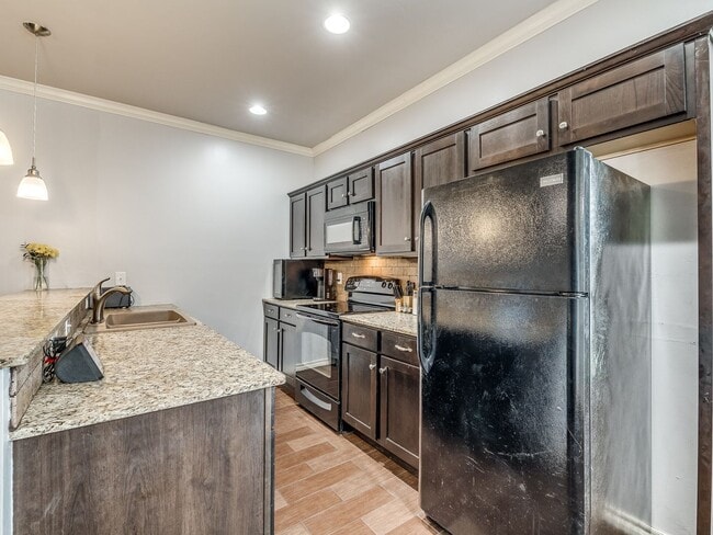 Building Photo - Charming 2-Bedroom Townhouse: Comfort and ...