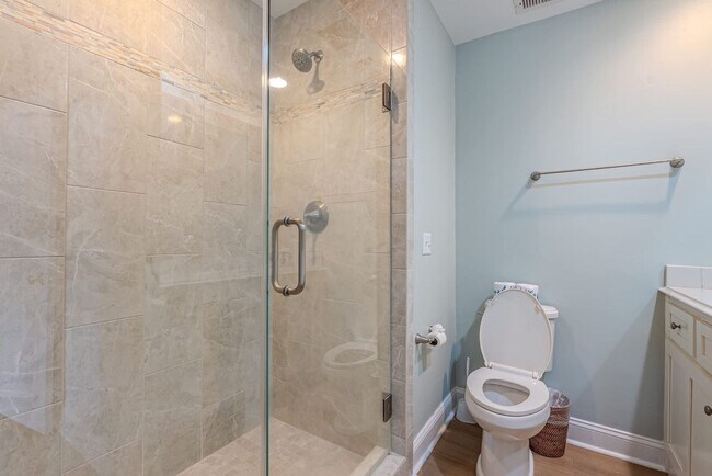 Building Photo - 8 Heath Dr