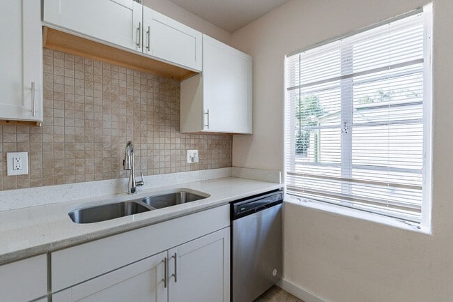 Building Photo - Two Bedrooms - Central Phoenix!