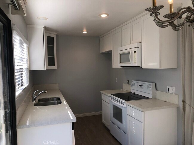 Building Photo - 21 Streamwood-