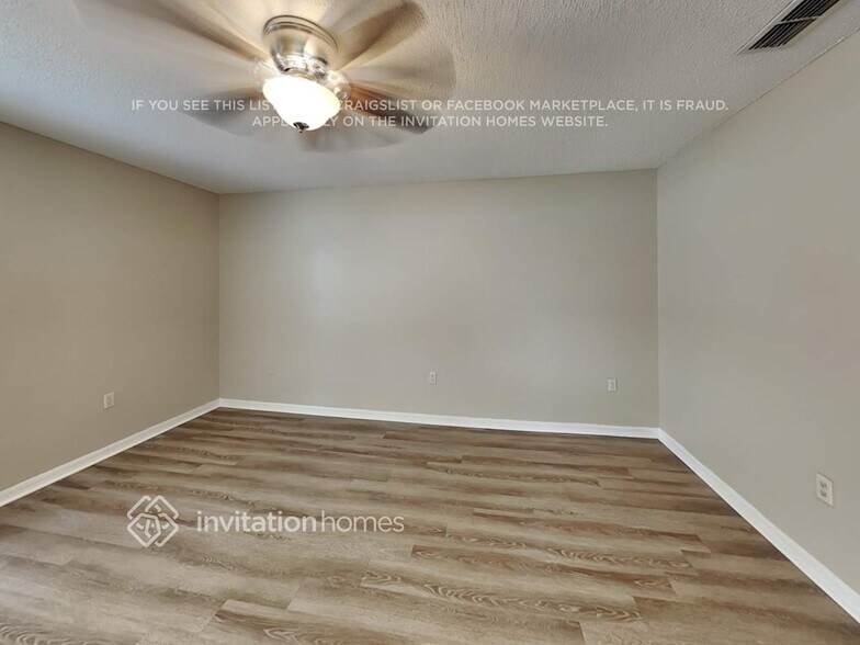 Building Photo - 819 Reflections Loop E