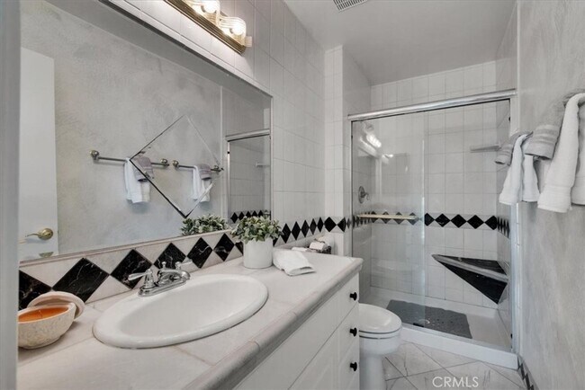 Building Photo - Beautiful 3 bed / 2.5 bath Townhome with Patio and 2 car garage in Huntington Beach