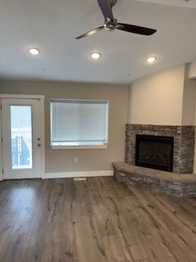 Building Photo - Gorgeous 6-bedroom, 4-bathroom in Charming Salem