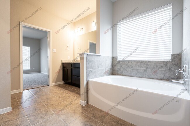 Building Photo - 10206 Eaglefire Dr