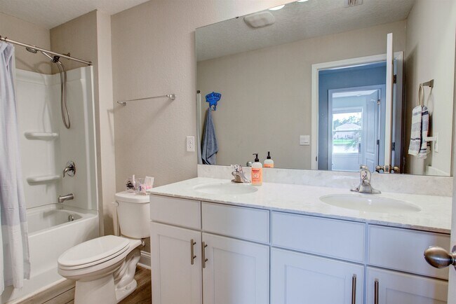 Building Photo - 130 Huesca Ct