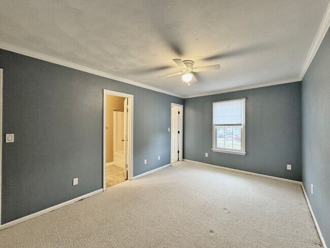 Building Photo - Available 11-14-25! Lakefront Townhome w/2...
