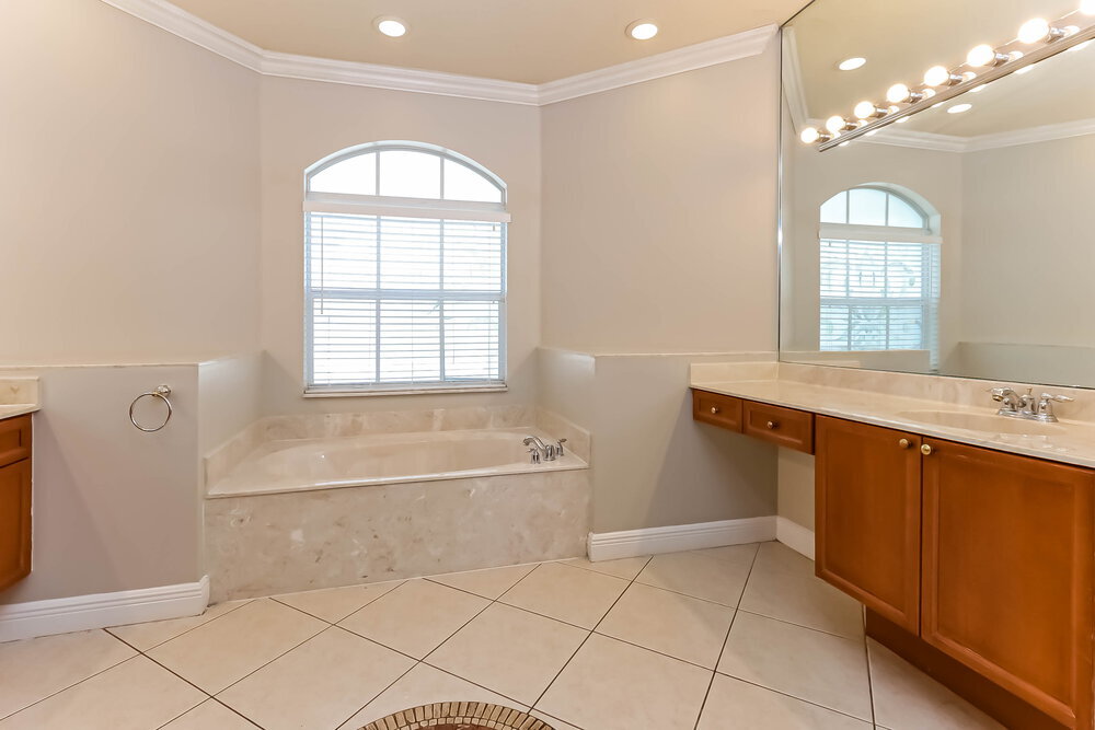 Building Photo - 1755 Palisades Dr