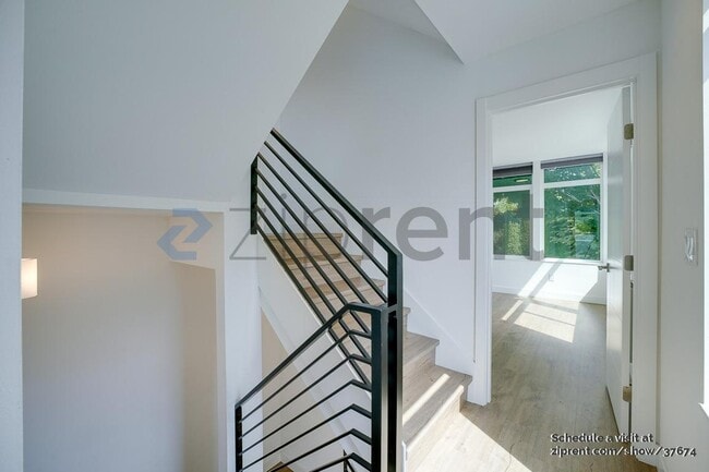 Building Photo - 1061 S Cloverdale St