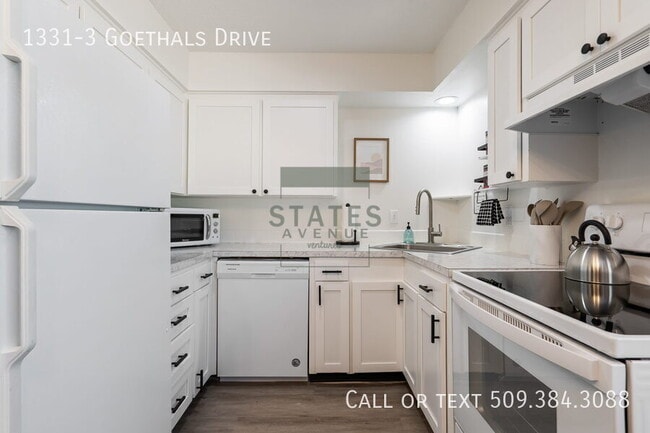 Building Photo - 1331 Goethals Dr