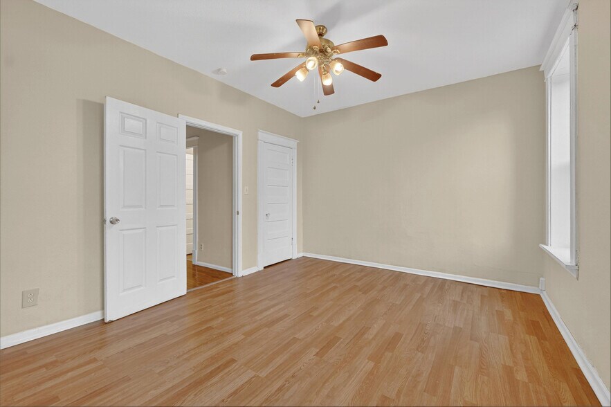 Master bedroom - 4372 Gibson Ave