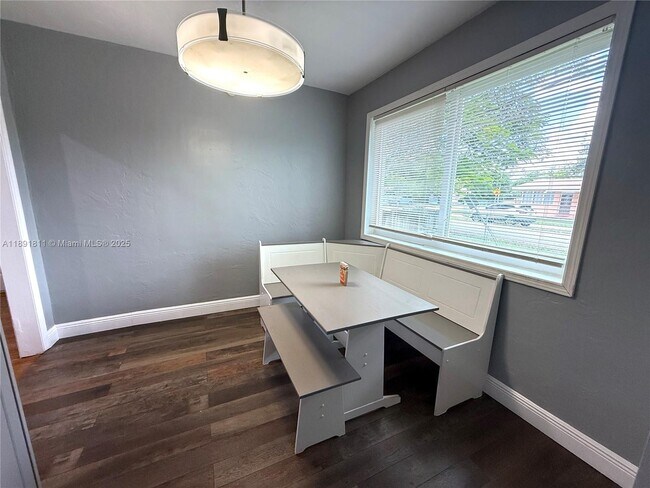 Building Photo - 11305 NE 13th Ave