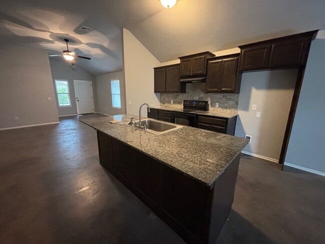 Building Photo - Check out this beautiful home!