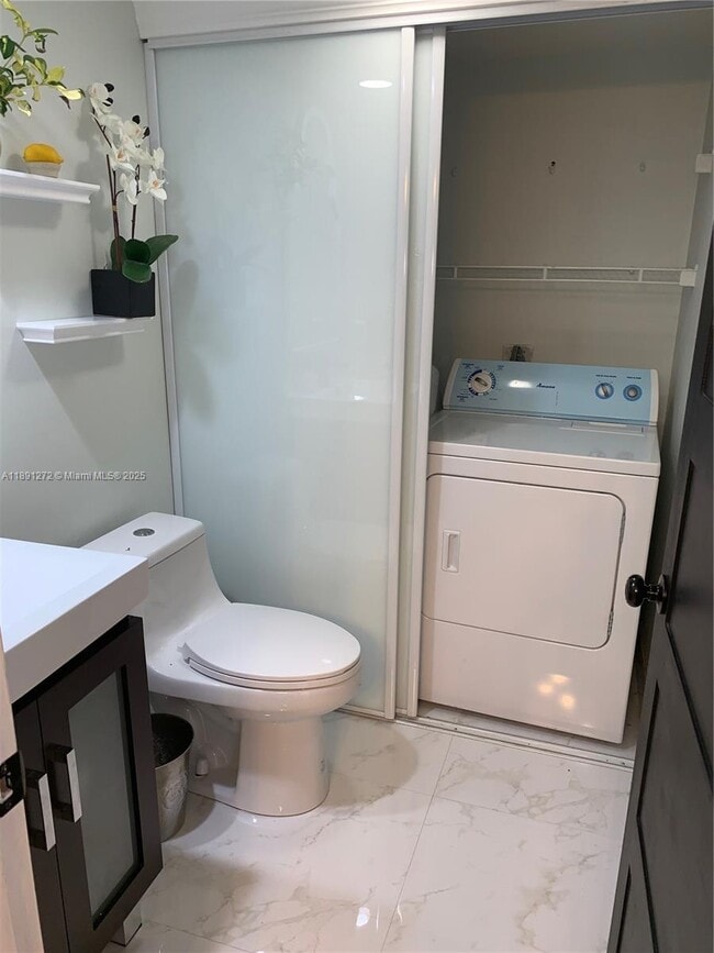 Building Photo - 2561 Camelot Ct
