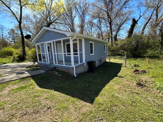 Building Photo - Updated 2/1 House in South Rome $995