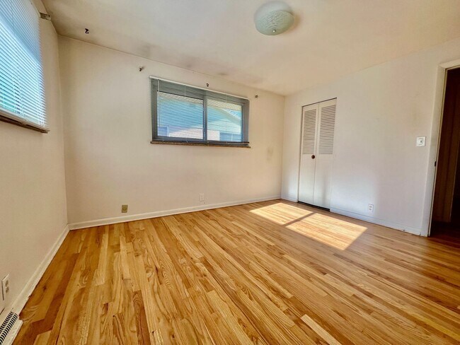 Building Photo - Large Aurora Lynn Knolls Home