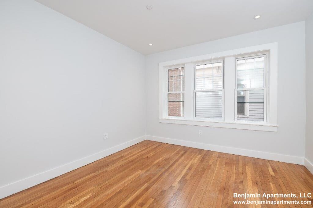 Building Photo - 18 Forest St