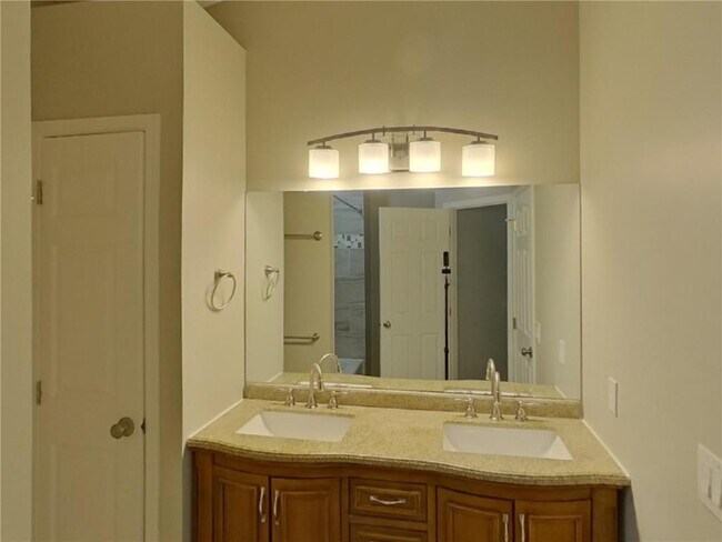 Building Photo - 4448 Hamilton Dr