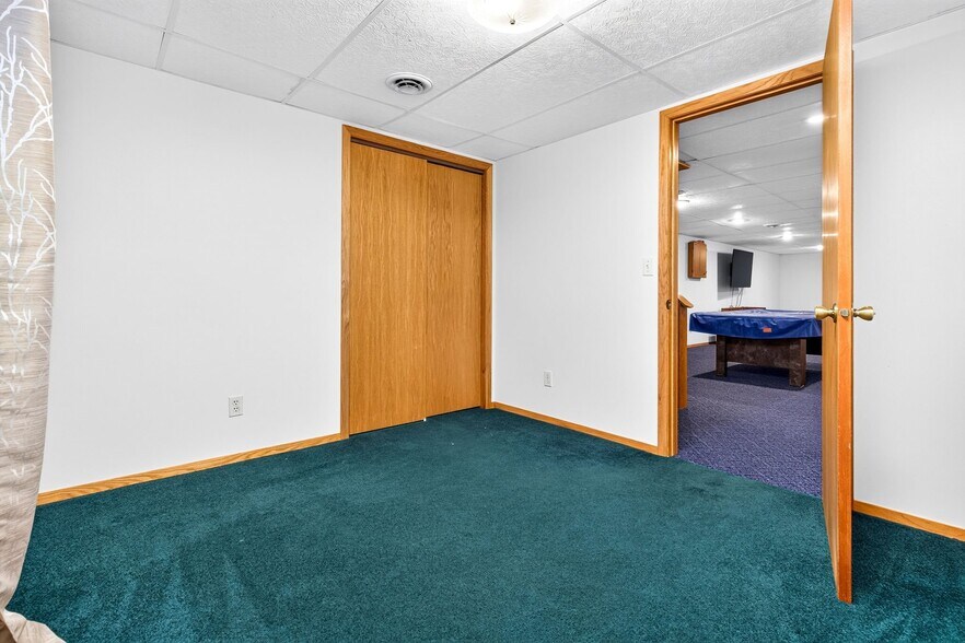 Building Photo - 3033 W Hiawatha Dr