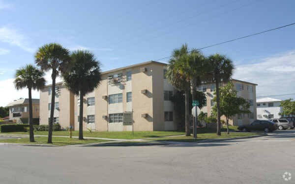 The Carmel Apartments - Milano Apartments
