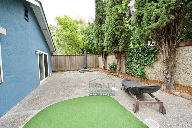 Building Photo - 9 Quince Ct