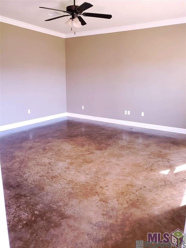 Building Photo - 32424 Creek Pointe Dr