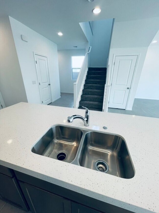 Building Photo - BEAUTIFUL 4 BEDROOM + LOFT HOME LOCATED IN...