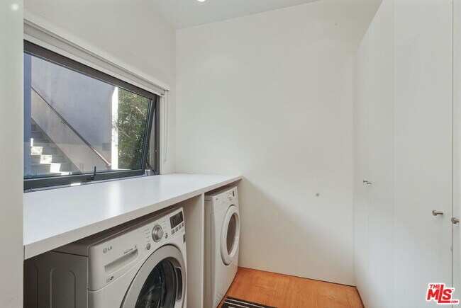 Building Photo - 1849 Fox Hills Dr