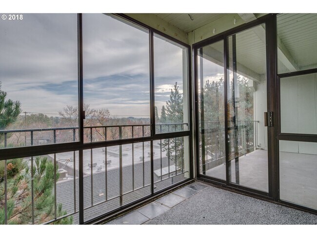 Building Photo - S. PDX 2Bed 2Bath ~ Condo~Near OHSU w/ 2 Reserved parking spots & Washer & Dryer!