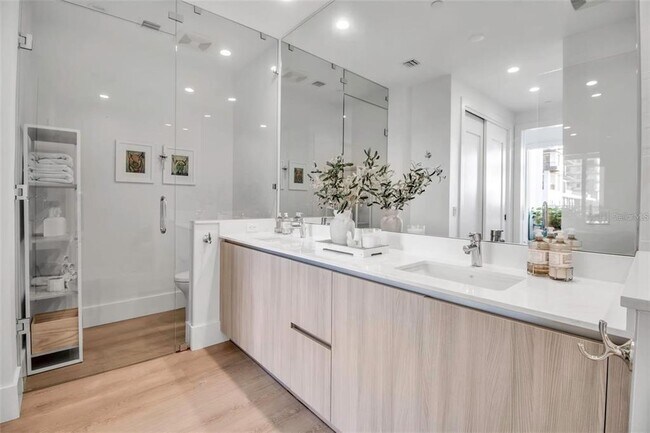 Building Photo - 301 QUAY Cmn