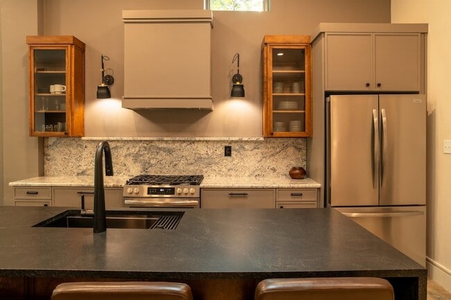 Building Photo - 612 W 8th Ave