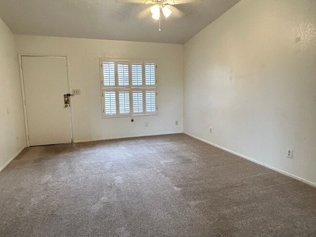 Building Photo - 2 Bedroom, 2 Bathroom Updated Condo