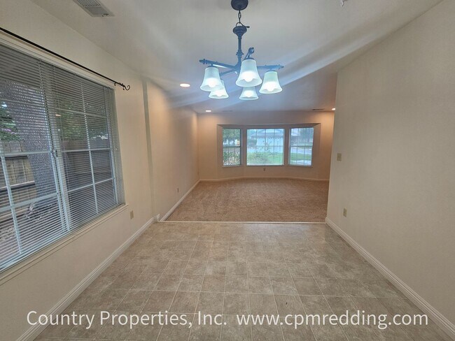 Building Photo - Spacious Home in Saratoga Estates with Lan...