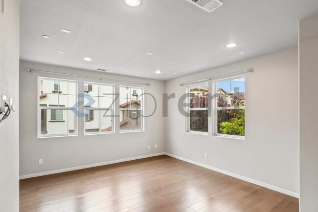 Building Photo - 2077 Kiwi Walkway