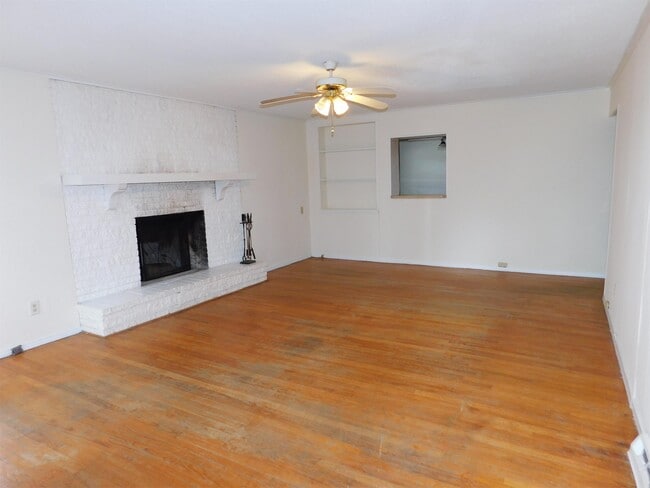 Building Photo - 929-923 Three Sisters Rd