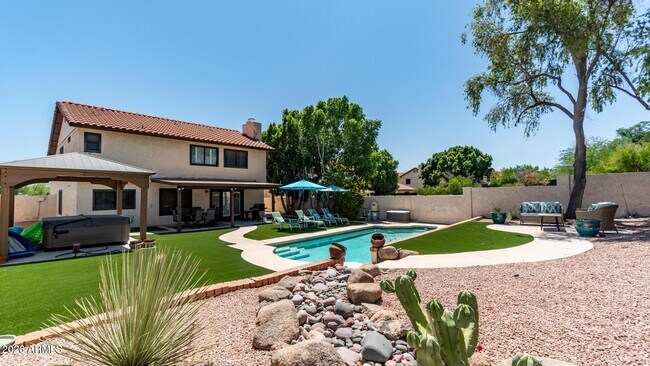 Building Photo - 1460 N La Rosa Dr