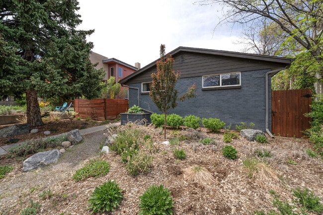 Building Photo - Beautiful 2-Bedroom Duplex with Granite Countertops & Hardwood Floors in the Heart of Denver!