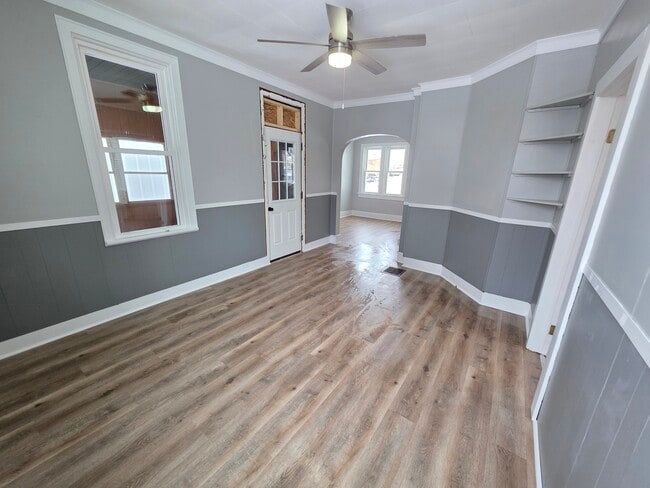 Building Photo - 129 W Perry St