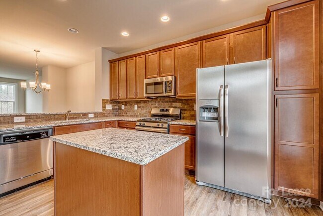 Building Photo - 2209 Silver Cres Dr