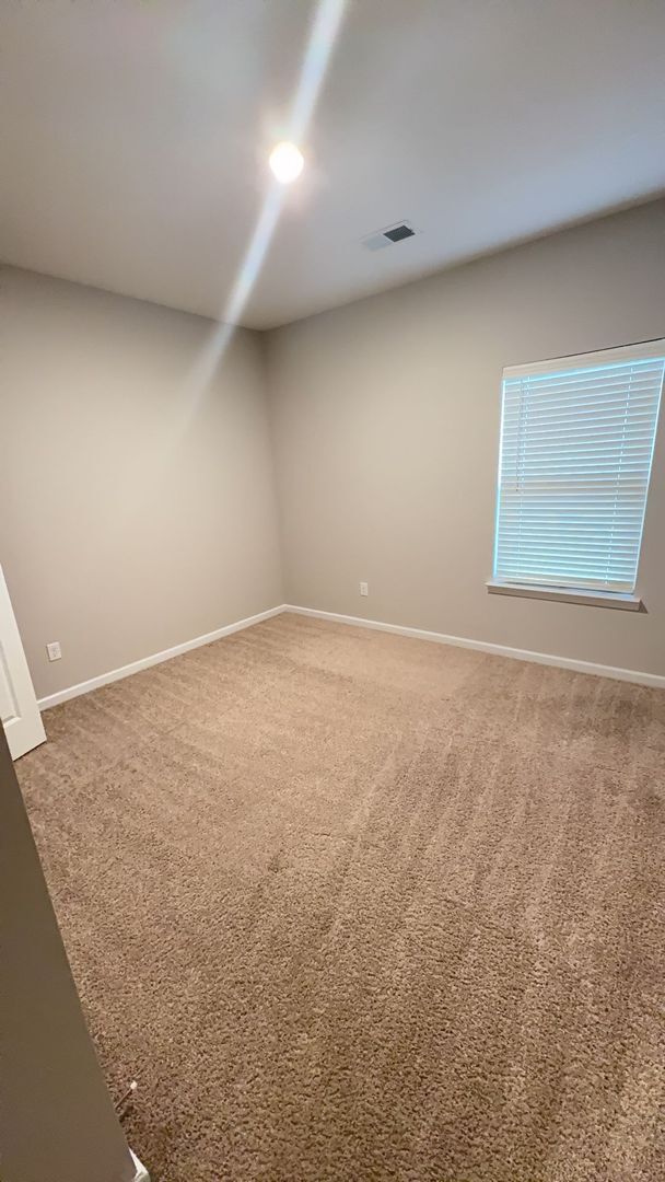 Building Photo - Stunning Spacious 4 bedroom 3 bath home in Oakland