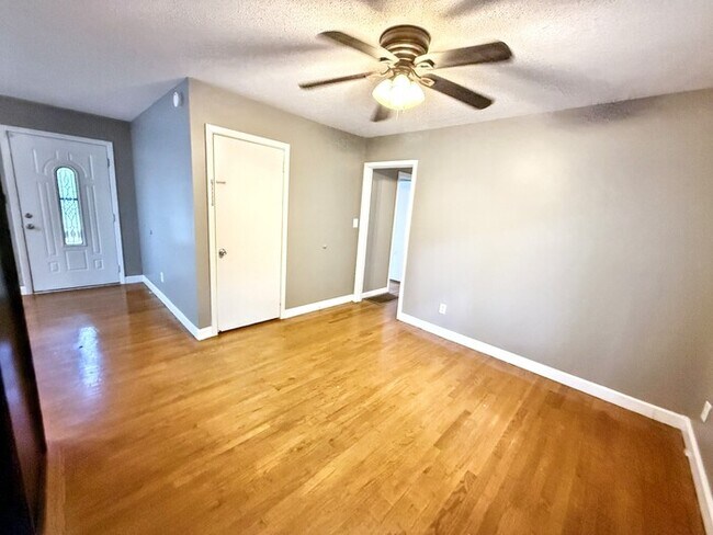 Building Photo - 5830 Walnut Grove Rd