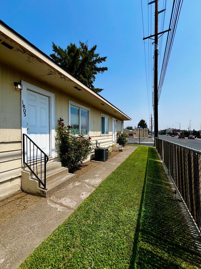 Building Photo - d1800