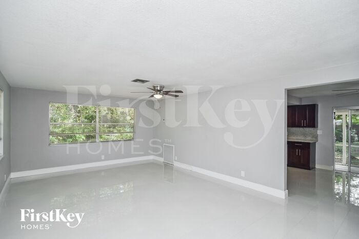Building Photo - 2118 SW 31st Ave