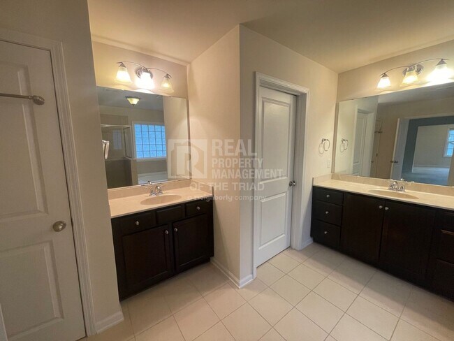 Building Photo - Breathtaking 4bd/3ba Deluxe home next to L...