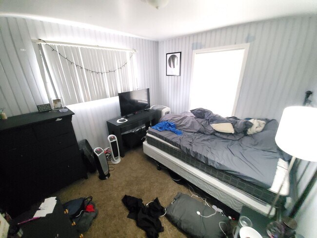 Building Photo - AVAILABLE JUNE! - 7 Bed 3 Bath Home!