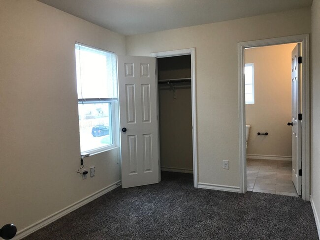 Building Photo - Town home for rent