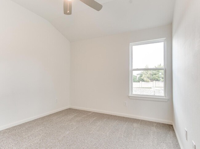 Building Photo - Luxury, Zero Maintenance Living Edmond Tow...