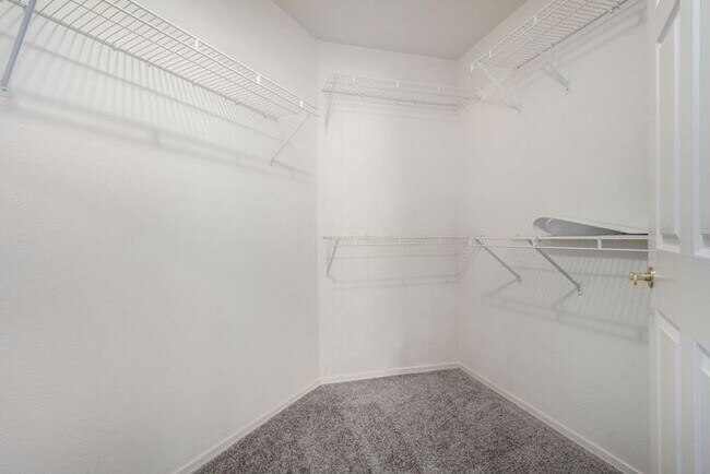 Building Photo - 2-bedroom 2 bath condo in Gated Community ...